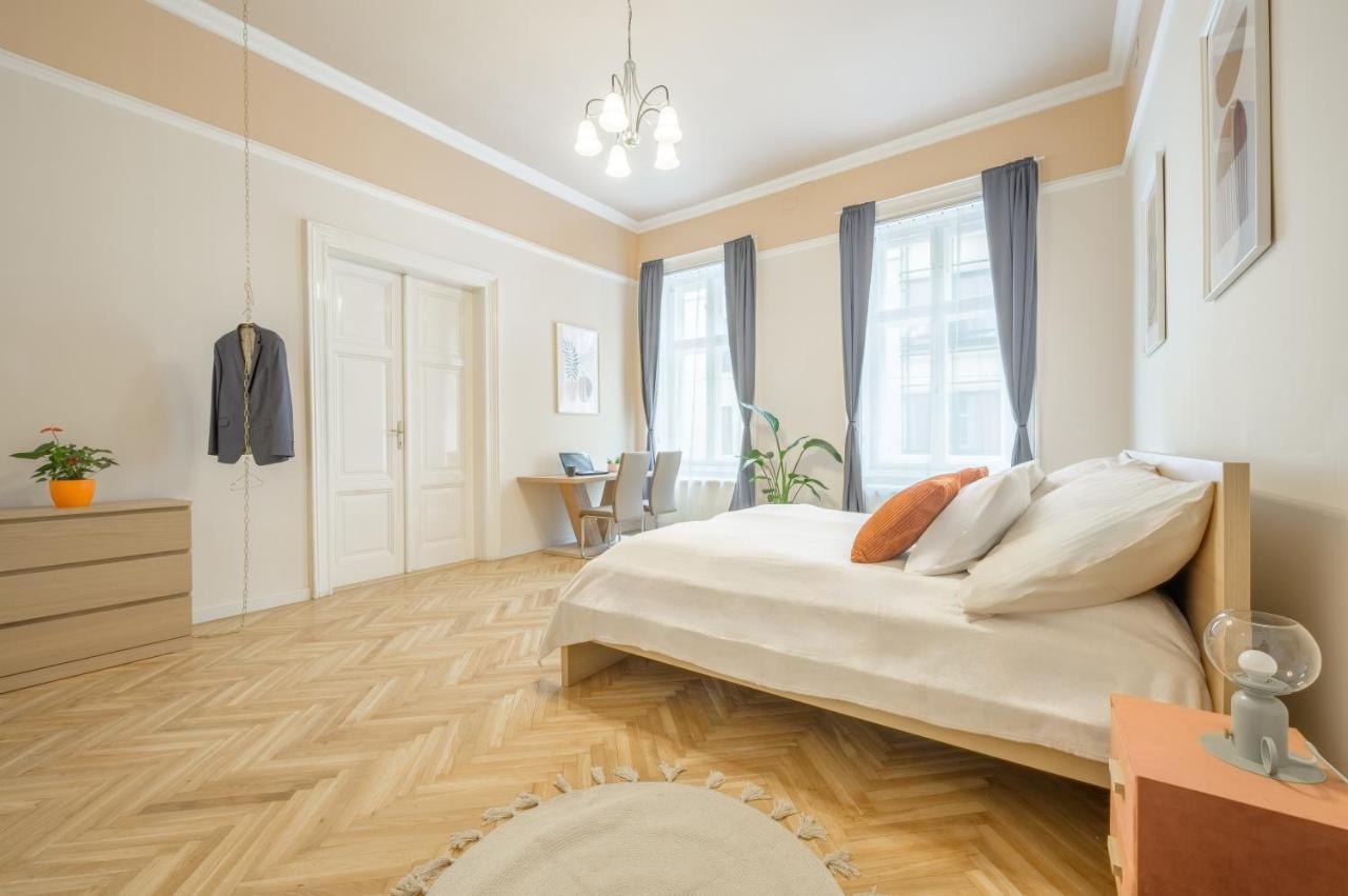 Best Seasons Andrassy Budapest Bagian luar foto