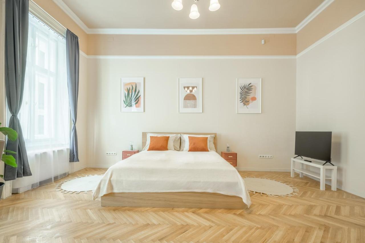 Best Seasons Andrassy Budapest Bagian luar foto