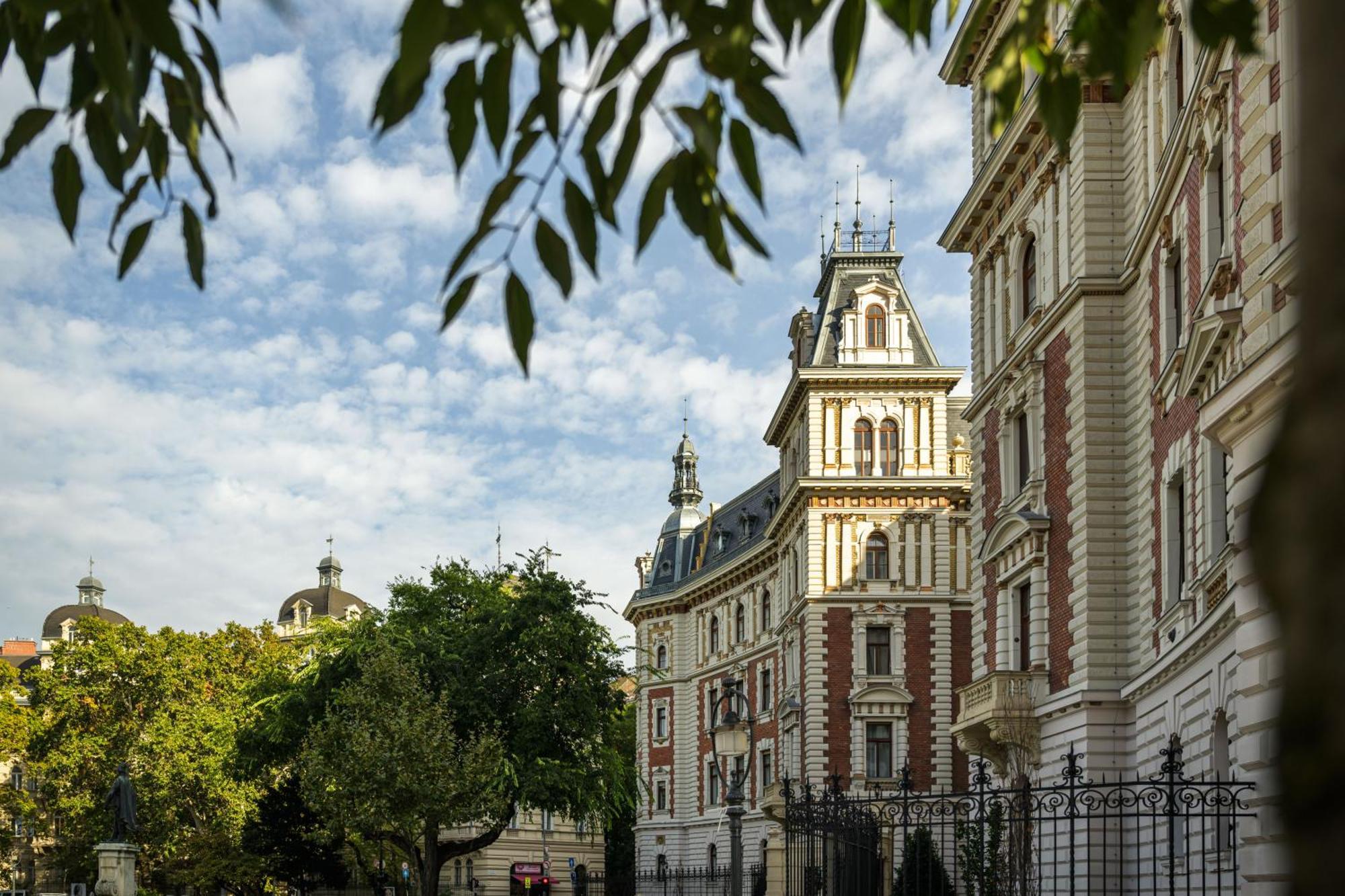 Best Seasons Andrassy Budapest Bagian luar foto